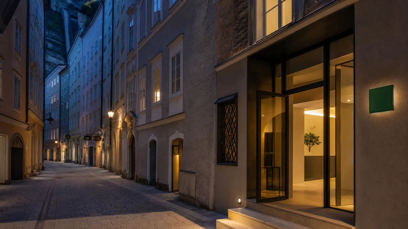 Abendlicher Eingang in einer Salzburger Altstadtgasse